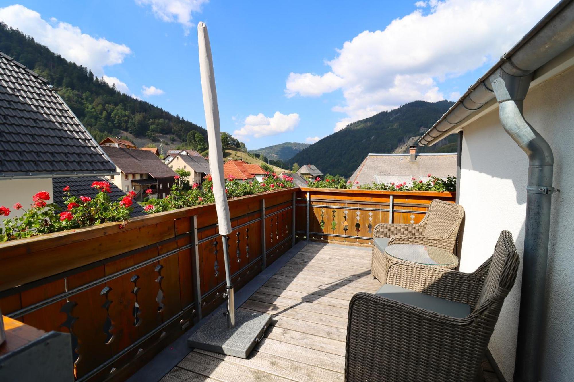Ferienwohnungen Haus Hees Todtnau Oda fotoğraf